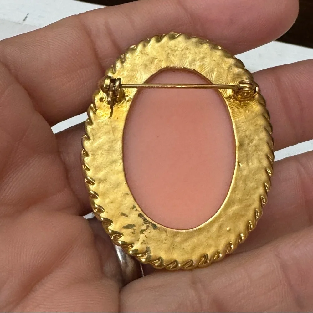 Beautiful Vintage Lady Cameo Brooch